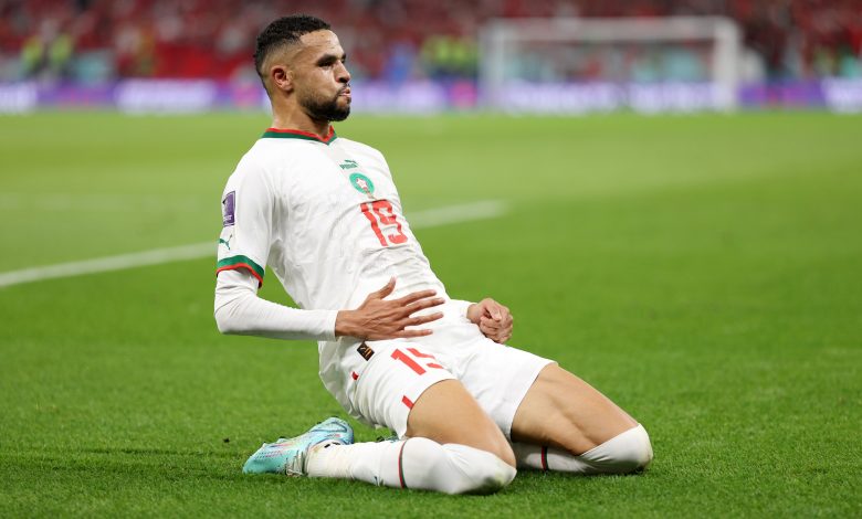 حقق المنتخب المغربي إنجازًا تاريخيًا بتأهله إلى دور الـ16 لبطولة كأس العالم، بعد الفوز على كندا، بنتيجة 2-1، ضمن مباريات الجولة الثالثة للمجموعة السادسة، بمونديال قطر 2022. وحقق أسود الأطلس 7 نقاط كاملة كانت كفيلة له بتصدر المجموعة السادسة، بعدما تعادل أمام كرواتيا، قبل أن يفوز على بلجيكا وكرواتيا. ويستعد منتخب المغرب لمواجهة ثاني المجموعة الخامسة، والتي تضم إسبانيا وألمانيا وكوستاريكا واليابان. تفاصيل أهداف المباراة وجاءت أهداف المنتخب المغربي عن طريق اللاعب حكيم زياش في الدقيقة 4، يوسف النصيري في الدقيقة 24، وذلك من عمر الشوط الأول. فيما جاء هدف كندا عن طريق اللاعب نايف أكرد "هدف في مرماه بالخطأ" في الدقيقة 40، من عمر الشوط الأول.  تشكيلة منتخب المغرب ضد كندا حراسة المرمى: ياسين بونو الدفاع: أشرف حكيمي - نوصير مزراوي - نايف أكرد - رومان سايس الوسط: سفيان أمرابط - عز الدين أوناحي - عبد الحميد الصابيري الهجوم: حكيم زياش - سفيان بوفال - يوسف النصيري تشكيلة منتخب كندا ضد المغرب حراسة المرمى: ميلان يوريان الدفاع: أليستر جونستون - جيبي أديكو - ستيفن فيتوريا - كمال ميللر الوسط: تاجون بوشانان - هويليت جونيور - كاي مارك أنتوني- ألفونسو ديفيز الهجوم: كايل لارين - جوناثان أوسوريو فيديو.. أهداف مباراة المغرب وكندا 2-1 بكأس العالم