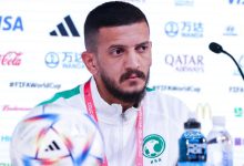 تحدث عبد الإله المالكي، لاعب منتخب السعودية، عن مباراة الأخضر السعودي أمام الأرجنتين، ضمن الجولة الأولى من المجموعة الثالثة، بكأس العالم 2022. ويستهل الأخضر السعودي مشواره في كأس العالم 2022 بمواجهة الأرجنتين، غدًا “الثلاثاء”، في تمام الساعة الثانية عشر ظهرًا، على ملعب لوسيل. عبد الإله المالكي يتحدث عن مباراة الأرجنتين وقال المالكي في المؤتمر الصحفي الخاص بمباراة التانجو: "متحمسون للغاية من أجل خوض مواجهة الأرجنتين، نريد خوض المباراة الأن وليس غدًا، وهذا يدل على حماسنا المسيطر علىنا لخوض المباراة". وتابع: "لا يوجد لدينا أعذار، نعتاد على الطقس في قطر، ومستعدون للعب في أي وقت، وفي النهاية نسعى لتقديم مباراة شيقة". وأضاف: "خضنا فترة إعداد قوية للغاية قبل كأس العالم، وأتمنى أن يتوج مجهودنا بتقديم كرة قدم جميلة". وعن مواجهة الأرجنتين قال: "هم من أفضل المنتخبات على مستوى العالم في آخر عامين، ويتمتعون بالقوة خاصًا بوجود ميسي، ولكن المنتخب السعودي يحظى بدعم الجماهير، وهذا يمنحنا القوة لتقديم أداء يليق بأسم الكرة السعودية". وتعلب السعودية ضمن المجموعة الثالثة بكأس العالم 2022، بجانب منتخبات المكسيك، بولندا، الأرجنتين.