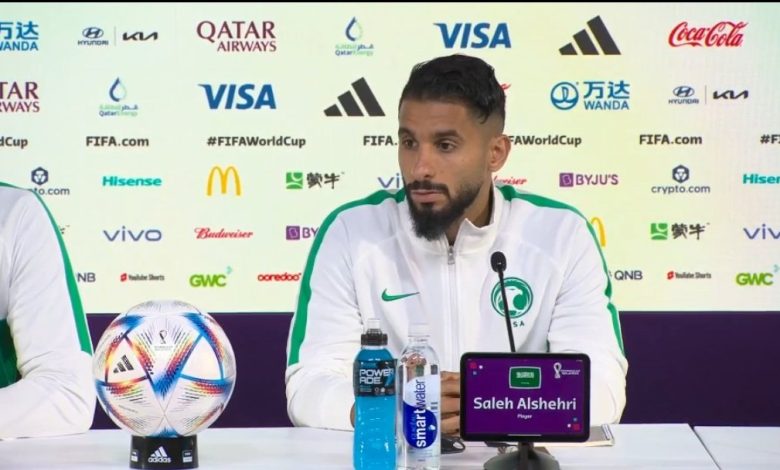 تحدث صالح الشهري، لاعب منتخب السعودية، عن مباراة الأخضر السعودي أمام بولندا، ضمن الجولة الثانية من المجموعة الثالثة، بكأس العالم قطر 2022. وكان المنتخب السعودي قد حقق فوزًا رائعًا وثمينًا أمام الأرجنتين، بنتيجة 2-1، ضمن الجولة الأولى من مونديال قطر 2022. الشهري يتحدث عن مباراة بولندا وقال صالح الشهري في المؤتمر الصحفي الخاص بمباراة بولندا: "مباراة غدًا مباراة مهمة، نستطيع من خلالها حسم التأهل، ستكون مباراة صعبة ونأمل الظهور بشكل جيد". وتابع: "لا نهتم بمن يقلل من المنتخب السعودي، لدينا ثقة بإمكانياتنا ولا نقلل من الآخرين". وبسؤاله عن هل أخذتم هدايا سيارة مرسيدس بعد فوزكم على الأرجنتين قال: "غير صحيح نحن نلعب ونقاتل من أجل بلدنا". ويستعد الأخضر السعودي لمواجهة بولندا، ضمن الجولة الثانية لكأس العالم 2022، غدًا “السبت”، على ملعب المدينة التعليمية، في تمام الساعة الثالثة عصرًا بتوقيت القاهرة. وتلعب السعودية ضمن المجموعة الثالثة بكأس العالم قطر 2022، بجانب منتخبات الأرجنتين، بولندا، المكسيك.