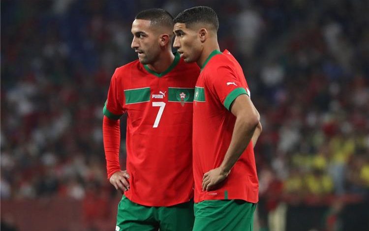 أعلن وليد الركراكي، المدير الفني لمنتخب المغرب، قائمة اللاعبين المستدعين، وذلك استعدادًا لخوض غمار مونديال كأس العالم قطر 2022. ويتواجد منتخب المغرب في المجموعة السادسة لكأس العالم قطر 2022، بجانب منتخبات بلجيكا، كندا، كرواتيا. وتنتطلق منافسات كأس العالم، يوم “الأحد”، الموافق 20 من شهر نوفمبر الجاري، وذلك بمباراة الافتتاح بين منتخبي قطر والأكوادور. وشهدت القائمة عودة عبد الرزاق حمد الله، مهاجم اتحاد جدة السعودي، إلى معسكر أسود الأطلس، وذلك بعد غياب طويل بسبب الأزمة الأخيرة. كما ضمت قائمة وليد الركراكي، حكيم زياش نجم تشيلسي الإنجليزي، وأشرف حكيمي لاعب باريس سان جيرمان الفرنسي. وعاد مدافع الأهلي المصري السابق ولاعب قطر القطري الحالي، بدر بانون، إلى قائمة أسود الأطلس، وذلك بعدما غاب في الفترة الماضية بسبب المرض. قائمة منتخب المغرب لكأس العالم حراسة المرمى: ياسين بونو (إشبيلية)، منير المحمدي (الوحدة السعودي)، رضا التكناوتي (الوداد). الدفاع: أشرف حكيمي (باريس سان جرمان)، نصير مزرواي (بايرن ميونخ)، نايف أكرد (وست هام)، رومان سايس (بيشكتاش)، أشرف داري (بريست)، يحيى عطية الله (الوداد)، بدر بانون (قطر)، جواد يميق (بلد الوليد). الوسط: سفيان أمرابط (فيورنتينا)، عز الدين أوناحي (آنجيه)، أمين حارث (مارسيليا)، سليم أملاح (ستاندار دو ليج)، عبد الحميد الصابيري (سمبدوريا)،  سفيان بوفال (آنجيه)، عبد الصمد الزلزولي (أوساسونا)، حكيم زياش (تشيلسي)، زكريا بوخلال (تولوز)، إلياس الشاعر (كوينز بارك رينجرز)، يحيى جبران (الوداد). الهجوم: يوسف النصيري (إشبيلية)، بلال خنوس (جينك)، وليد شديرة (باري)، عبد الرزاق حمد الله (اتحاد جدة).