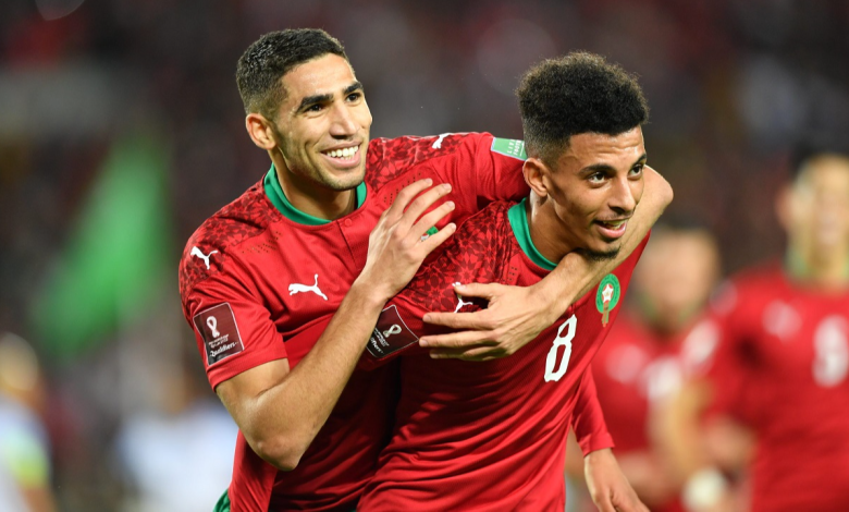 طمأن طبيب منتخب المغرب، عبد الرزاق هيفتي، الجماهير العربية بشأن إصابة أشرف حكيمي ونصير مزراوي، بعد تعرضهم للإصابة خلال مباراة كرواتيا. وكان أسود الأطلس قد تعادلوا سلبيًا أمام منتخب كرواتيا، بدون أهداف، أمس "الأربعاء"، في المباراة التي أقيمت بين المنتخبين على ملعب البيت. طبيب المغرب يتحدث عن إصابة حكيمي ومزراوي وقال عبد الرزاق في تصريحات تلفزيونية: "حكيمي تعرض لإصابة خفيفة خلال مباراة كرواتيا، نحن نراقب الوضع، ولن نغامر به في التدريبات الأخيرة، وسننتظر إعادة الفحص مرة أخرى حيث لا يوجد مجال للخطأ في مسابقة كهذه". وتابع: "نحن لا نترك شيئًا للصدفة، ولكن حكيمي في وضع أفضل من زميله مزراوي". واختتم قائلًا: "إصابة مزراوي صعبة إلى حد ما، ولم تحدد بشكل نهائي حتى الأن لأنها إصابة ليست بالسهلة، سنعيد أيضًا الفحص مرة أخرى على مزراوي، ولسنا متأكدين بشأن لحاقه بالمباريات القادمة". ويخوض أسود الأطلس المباراة القادمة أمام بلجيكا، يوم الأحد القادم، على ملعب الثمامة، ضمن الجولة الثانية من المجموعة السادسة.