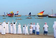 بالفيديو.. المحامل التقليدية ترفع أعلام الدول المشاركة في المونديال في جولة بحرية