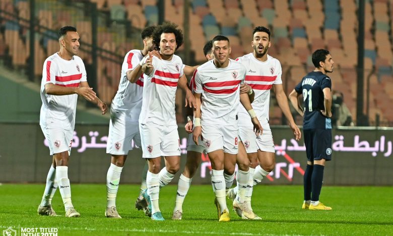 قاد مصطفى شلبي، فريقه الزمالك، لتخطي بيراميدز 1-0، ضمن الجولة الثالثة والمؤجلة لبطولة الدوري المصري الممتاز، موسم 2022-2023. ونجح الفارس الأبيض بقيادة وافده الجديد مصطفى شلبي في تخطي عقبة بيراميدز منذ الدقائق الأولى للمباراة، وذلك في المواجهة التي جمعت بين الفريقين مساء اليوم "الأحد"، على ملعب القاهرة الدولي. ورفع الزمالك رصيده إلى 14 نقطة، في المركز الثاني بجدول ترتيب مسابقة الدوري المصري. فيما تجمد رصيد بيراميدز عند 11 نقطة، في المركز الخامس. تفاصيل أهداف المباراة وجاء هدف الزمالك عن طريق اللاعب مصطفى شلبي في الدقيقة 4 من عمر الشوط الأول. تشكيل الزمالك الرسمي لمواجهة بيراميدز حراسة المرمي: محمد عواد. خط الدفاع: سيد عبد الله "نيمار" - حمزة المثلوثى - حسام عبد المجيد - مصطفي الزناري - أحمد فتوح. خط الوسط: إمام عاشور - عمرو السيسي - أحمد سيد "زيزو" - مصطفي شلبي. خط الهجوم: يوسف حسن. تشكيل بيراميدز الرسمي لمواجهة الزمالك حراسة المرمى: أحمد الشناوي. خط الدفاع: أحمد سامي - علي جبر - محمد الشيبي - محمد حمدي. خط الوسط: بلاته توريه - إسلام عيسى - رمضان صبحي - مصطفى فتحي -  وليد الكرتي. خط الهجوم: فخري لاكاي. فيديو.. هدف فوز الزمالك على بيراميدز 1-0 بالدوري المصري