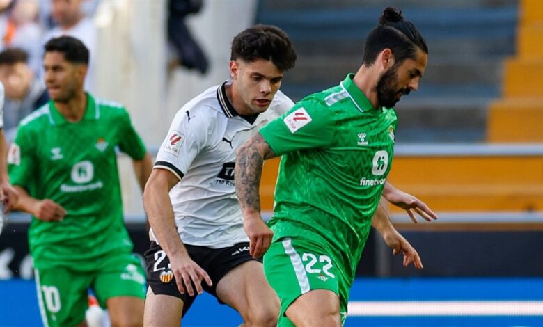 ريال بيتيس يواصل انتفاضته ويتغلب على فالنسيا 2-1 على ملعب المستايا